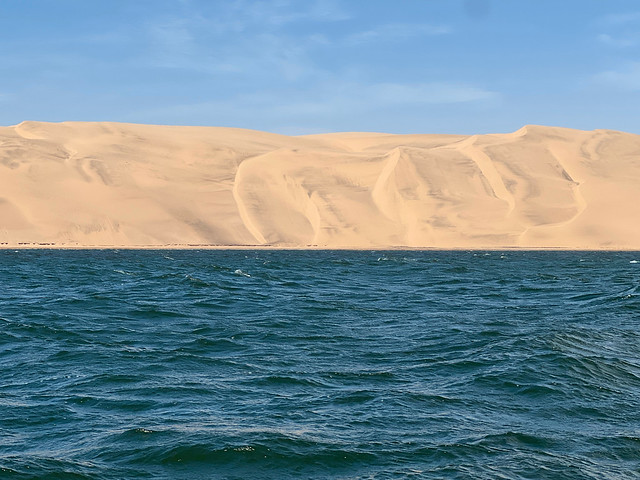 Las dunas de la Baía dos Tigres desde el agua