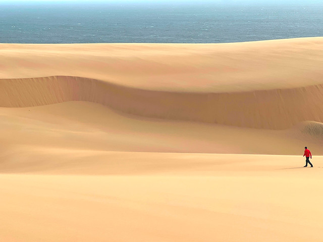 Juan Luis caminando por las dunas en Baía dos Tigres (Angola)