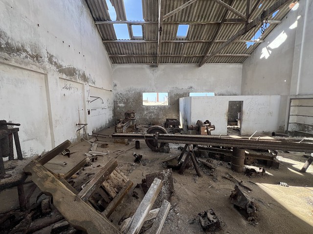 Interior de una de las fábricas de la Isla de los Tigres (Angola)