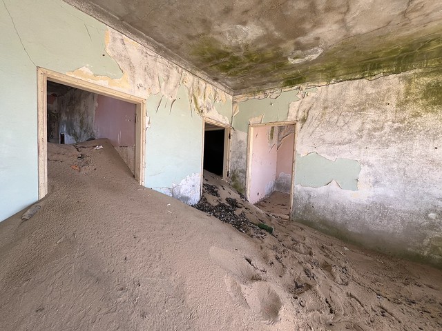 Dunas dentro de una casa (Ilha dos Tigres, Angola)