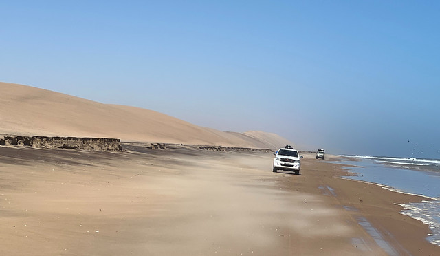 Con los coches en Baía dos Tigres (Angola)