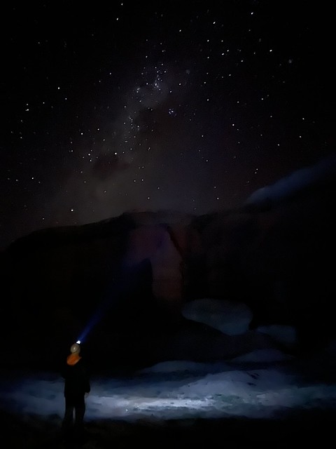 Mirando el cielo estrellado en el Cañón de Curoca (Angola)