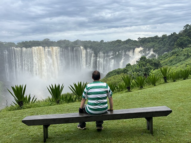 Así se ven las cascadas de Kalandula desde el jardín de la Pousada Calandula (Angola)