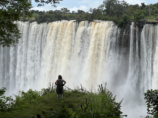 Alicia Buil contemplando las magníficas cascadas de Kalandula (Angola)