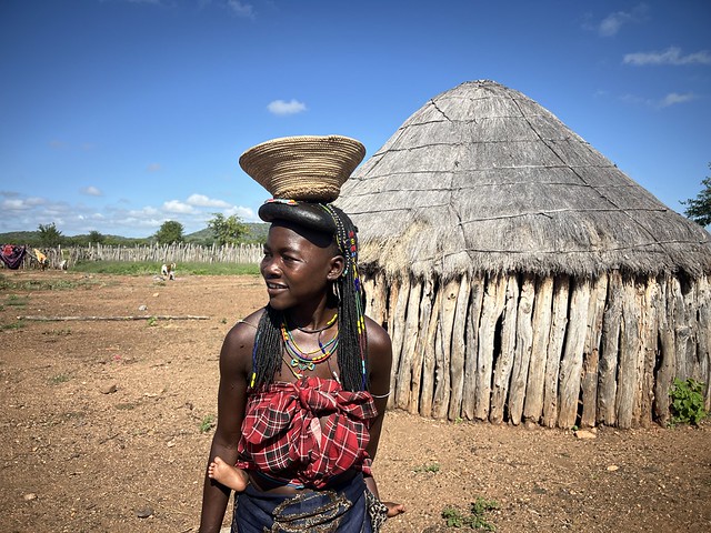 Mujer hakaona en su aldea de Oncocua (Angola)