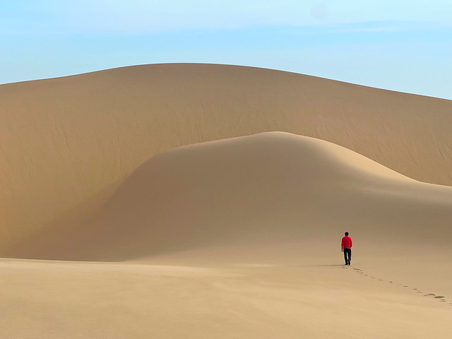 Juan Luis en las dunas de Baía dos tigres (Desierto del Namib en Angola)