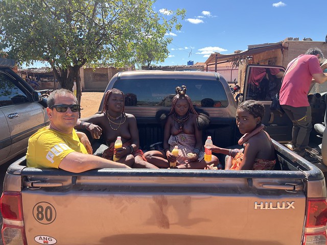 Sele en una pick up junto a chicas de la etnia Tua (Angola)