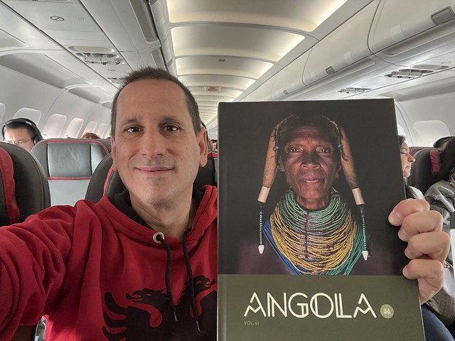 Sele con el libro sobre Angola de MuAfrika