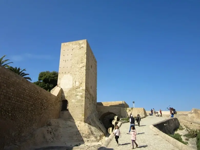 Torre y murallas del castillo de Santa Bárbara de Alicante