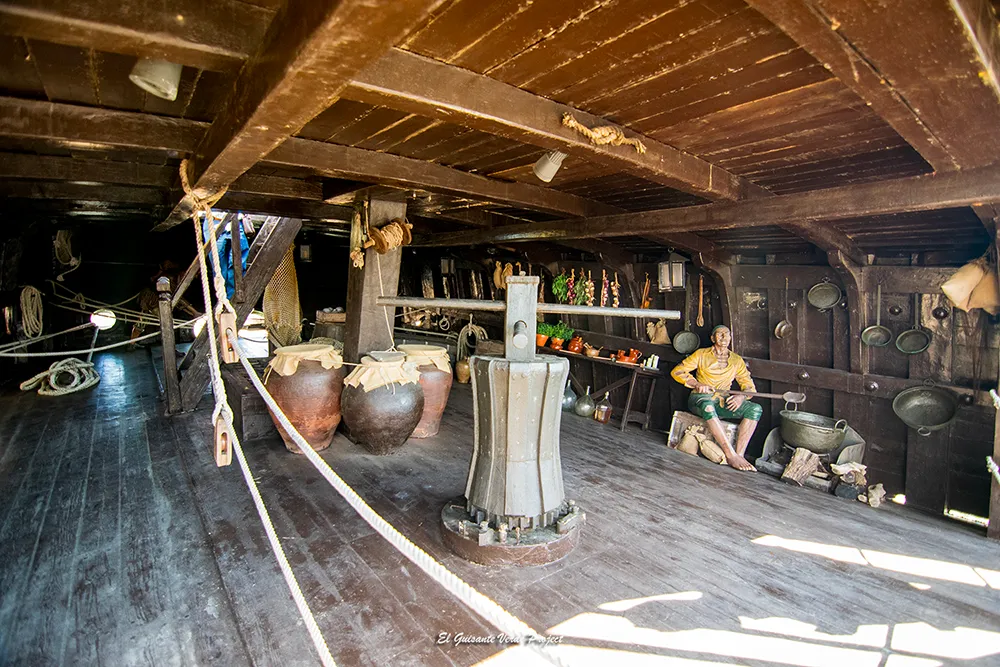 Muelle de las Carabelas, mercancías y marinero en el interior de una carabela - Huelva Muelle de las Carabelas, mercancías y marinero en el interior de una carabela - Huelva, por El Guisante Verde Project