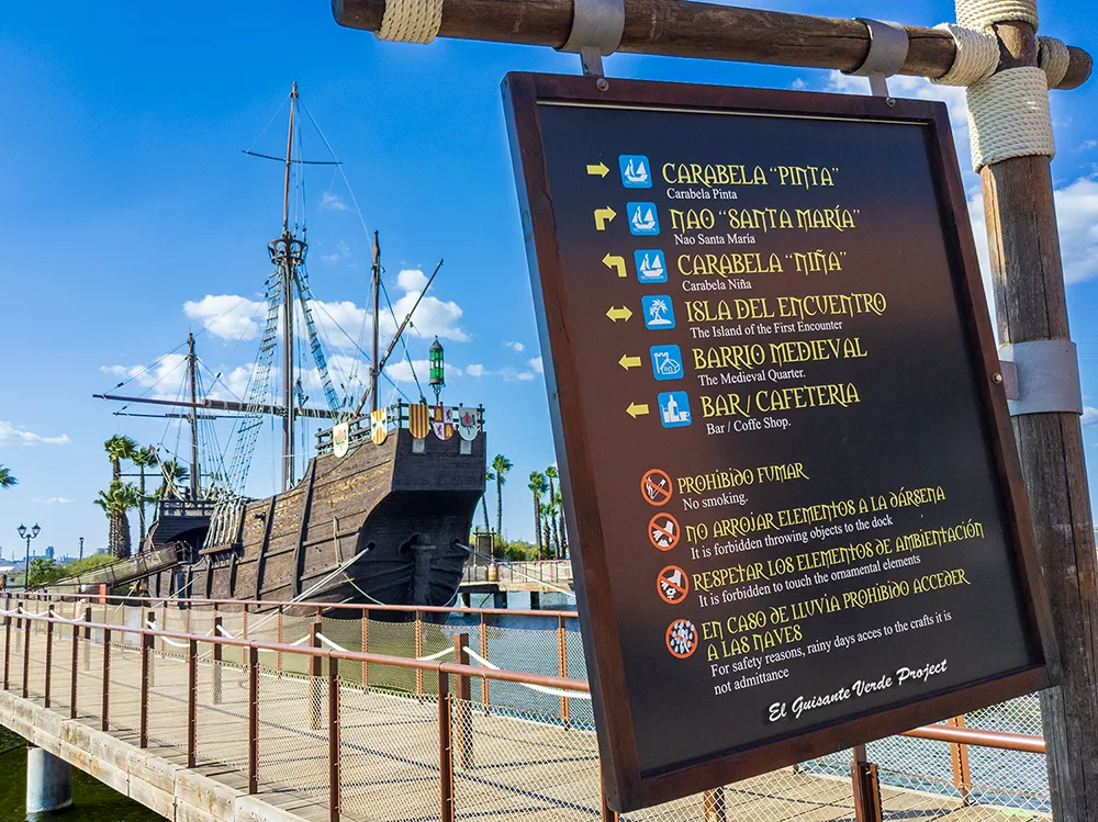 Muelle de las Carabelas, cartel de información - Huelva Muelle de las Carabelas, cartel de información - Huelva, por El Guisante Verde Project
