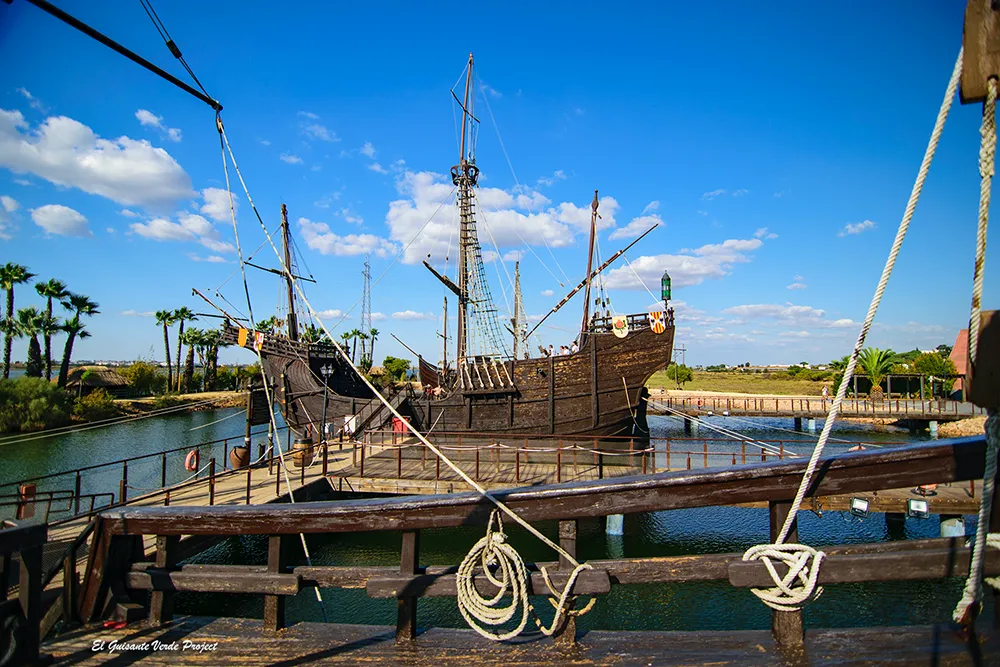 Muelle de las Carabelas, vista en los pantalanes - Huelva Muelle de las Carabelas, vista en los pantalanes - Huelva, por El Guisante Verde Project
