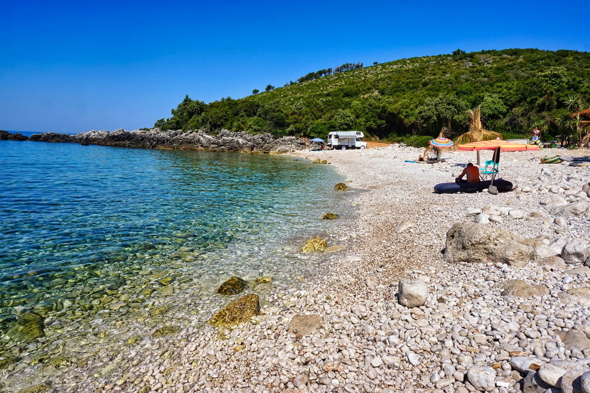 Bahía de Himarë en la Riviera Albanesa