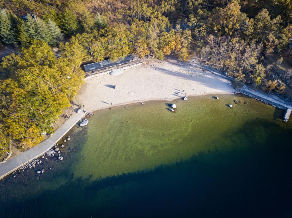 Playa de arena en el lago de Sanabria (Zamora). Por Andrés García