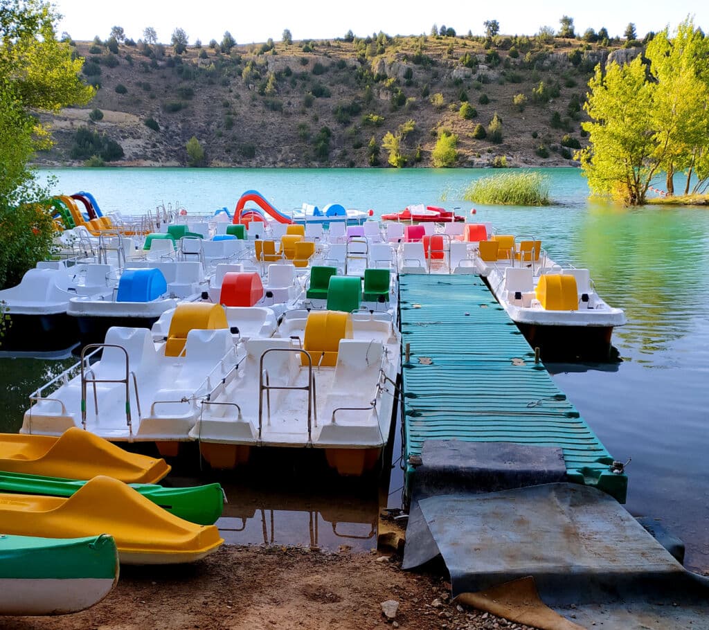 Alquiler de barcas y canoas en verano en el embalse del Arquillo de San Blas (Teruel). Por Sendo