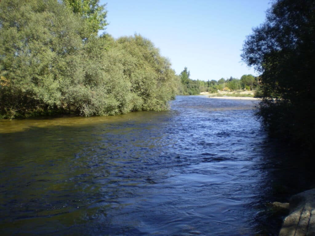 El río Alberche en la Aldea del Fresno (Madrid). Por Esetena - Trabajo propio, CC BY-SA 3.0, https://commons.wikimedia.org/w/index.php?curid=2725065