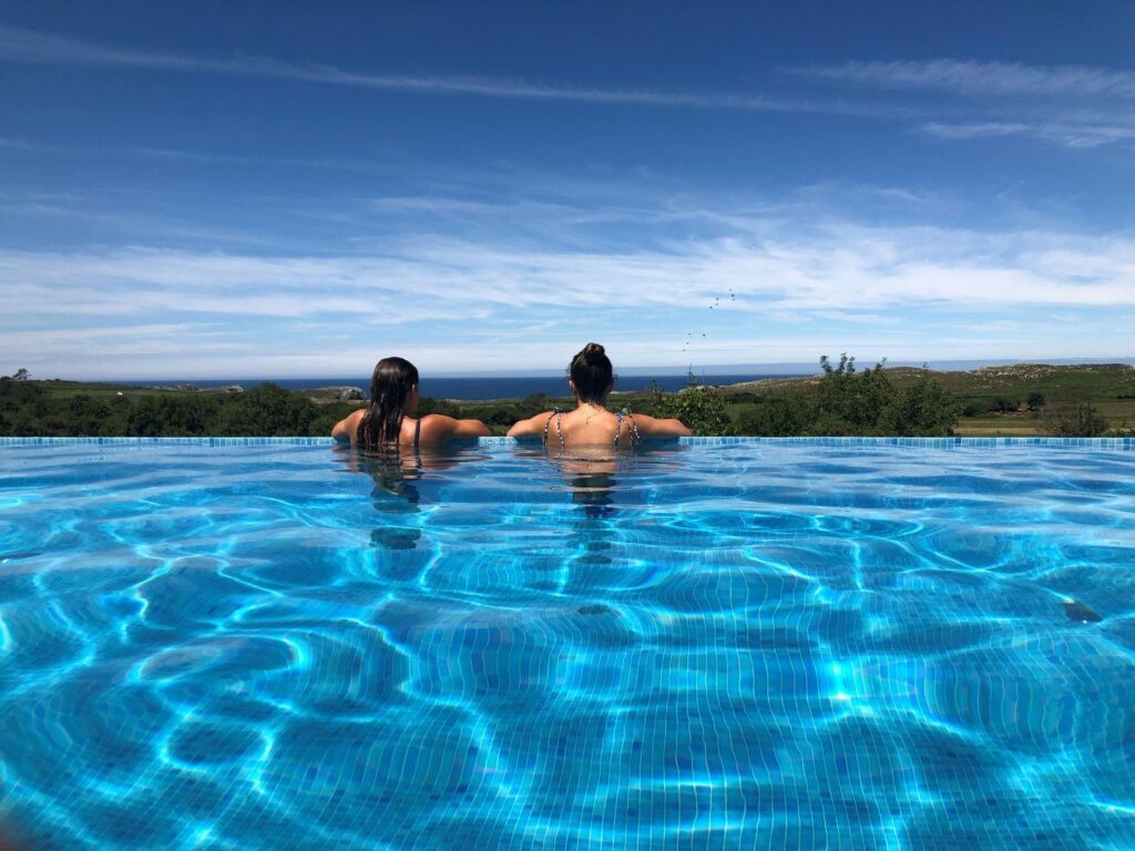 Piscina infinity con vistas al mar en los Bufones de Pría Apartamentos Rurales, Asturias.