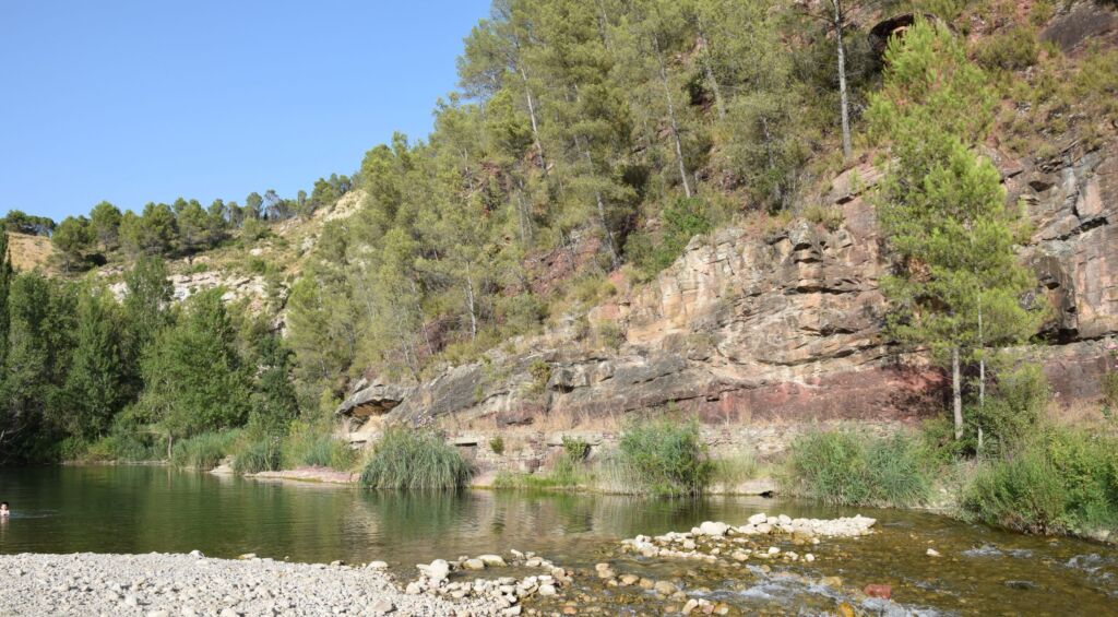 Playa en el paraje natural del Molino de Cirat (Castellón). Foto de Cirat Turismo