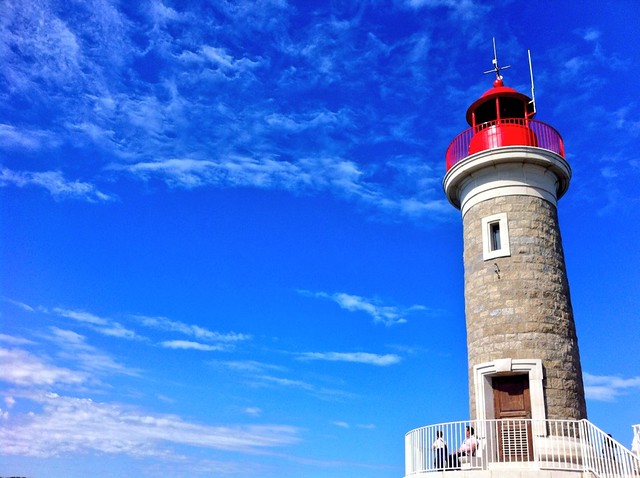 Faro en un puerto del Mar Mediterráneo