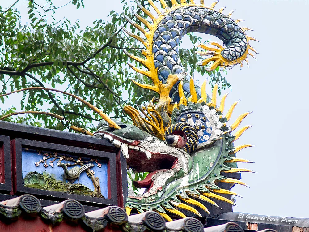 Dragón sobre el tejado del Templo Lingyin - Hangzhou, China Dragón sobre el tejado del Templo Lingyin - Hangzhou, China, por El Guisante Verde Project