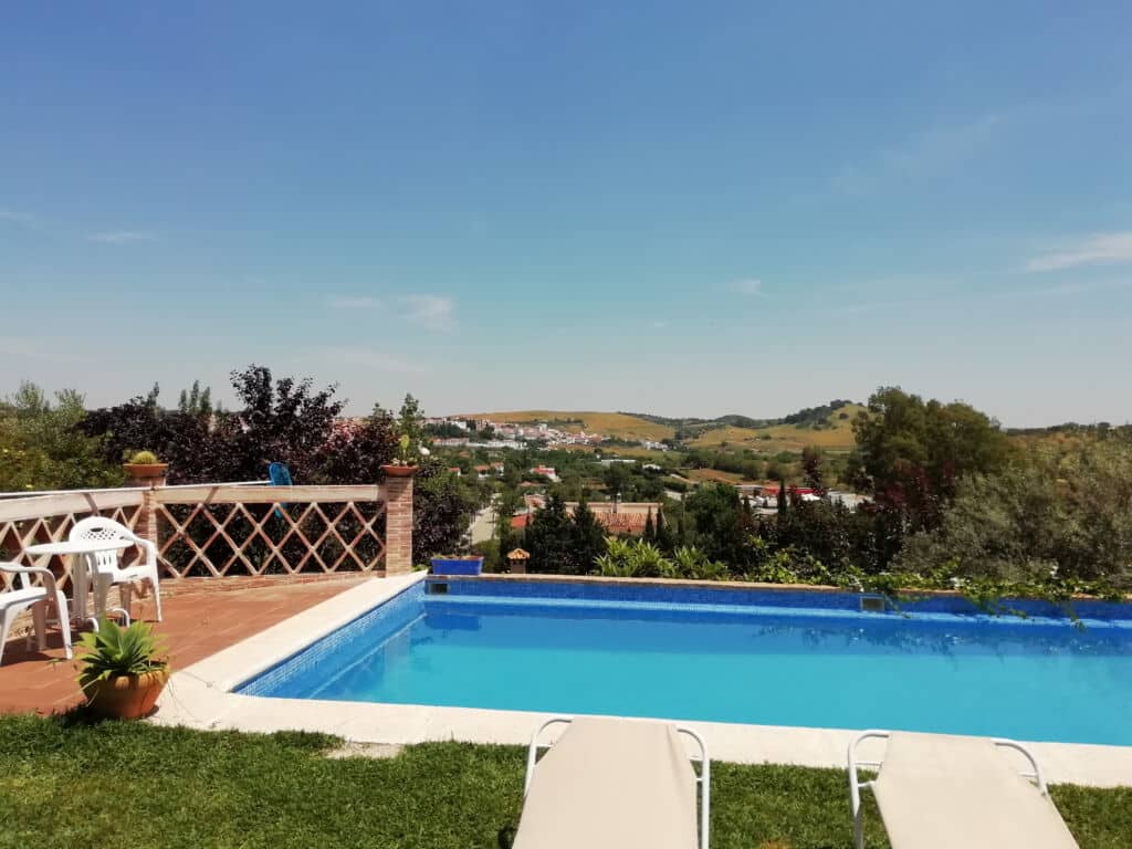 Piscina con vistas en la casa rural La Vega en Cazalla de la Sierra (Sevilla)