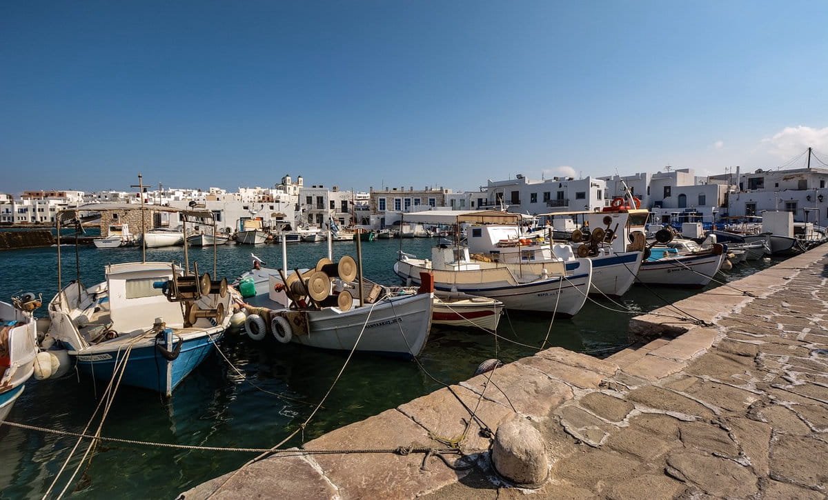 Barcos en el puerto de Naoussa, Paros
