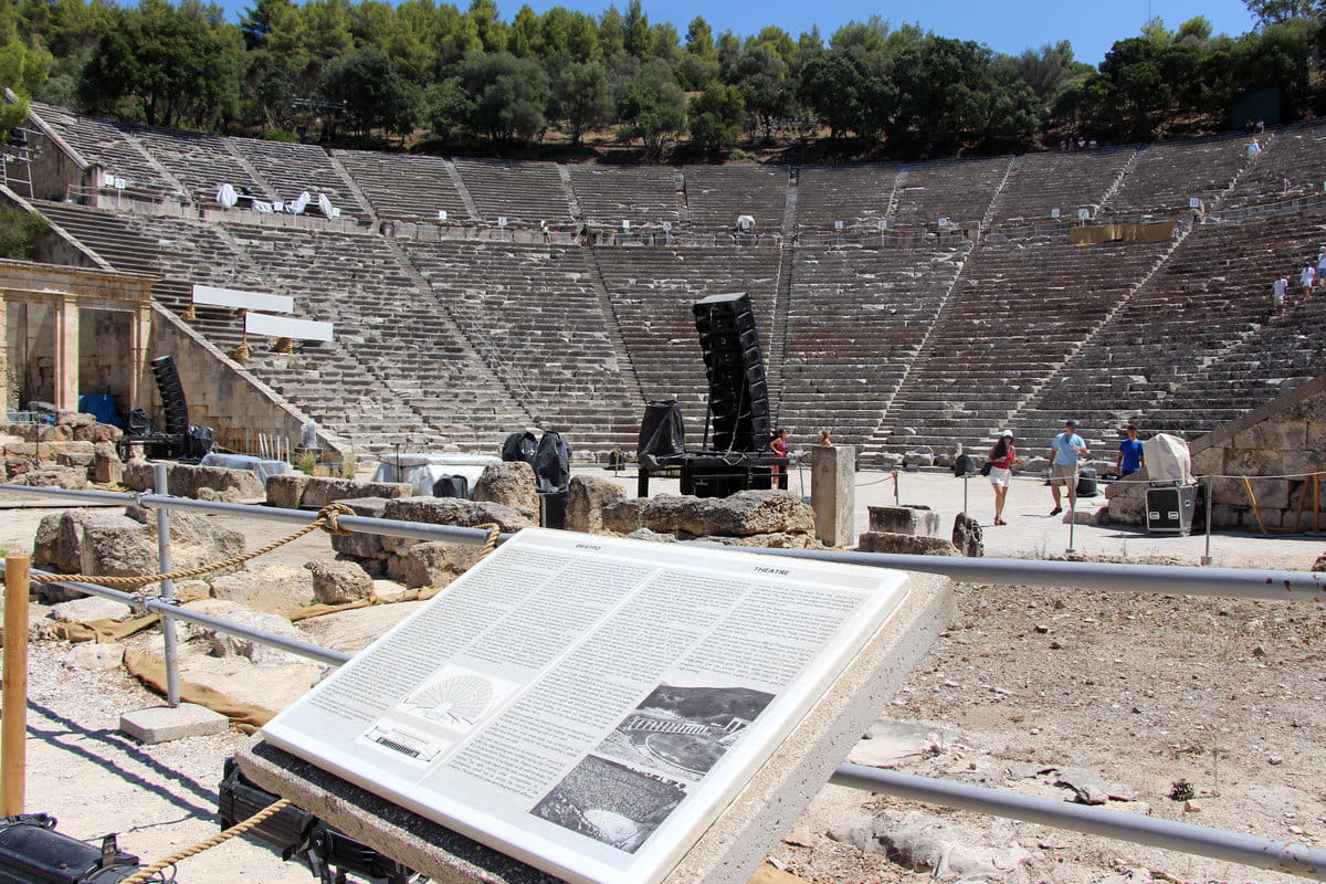 Vistas a las gradas del teatro de Epidauro en el Peloponeso