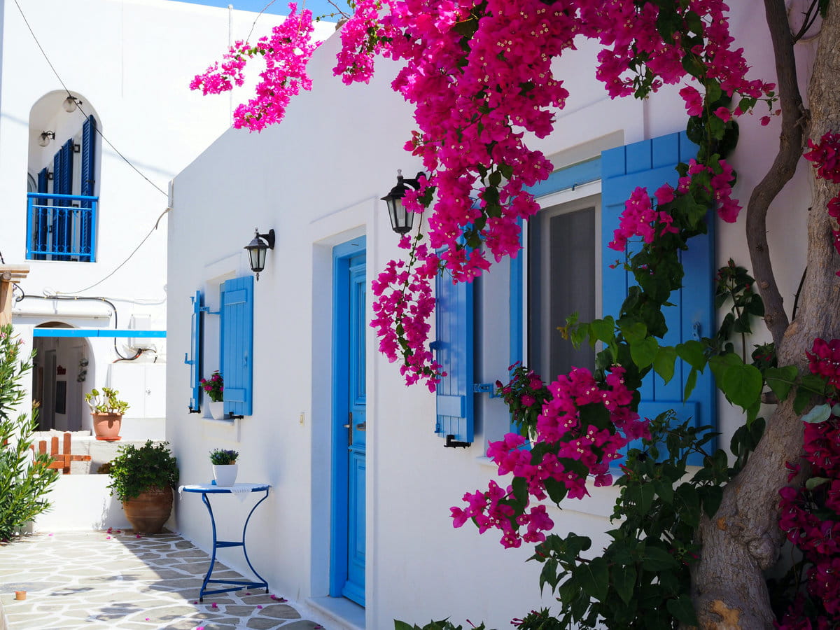 Una casa de blanco y azul en Mykonos. Imagen: Unsplash