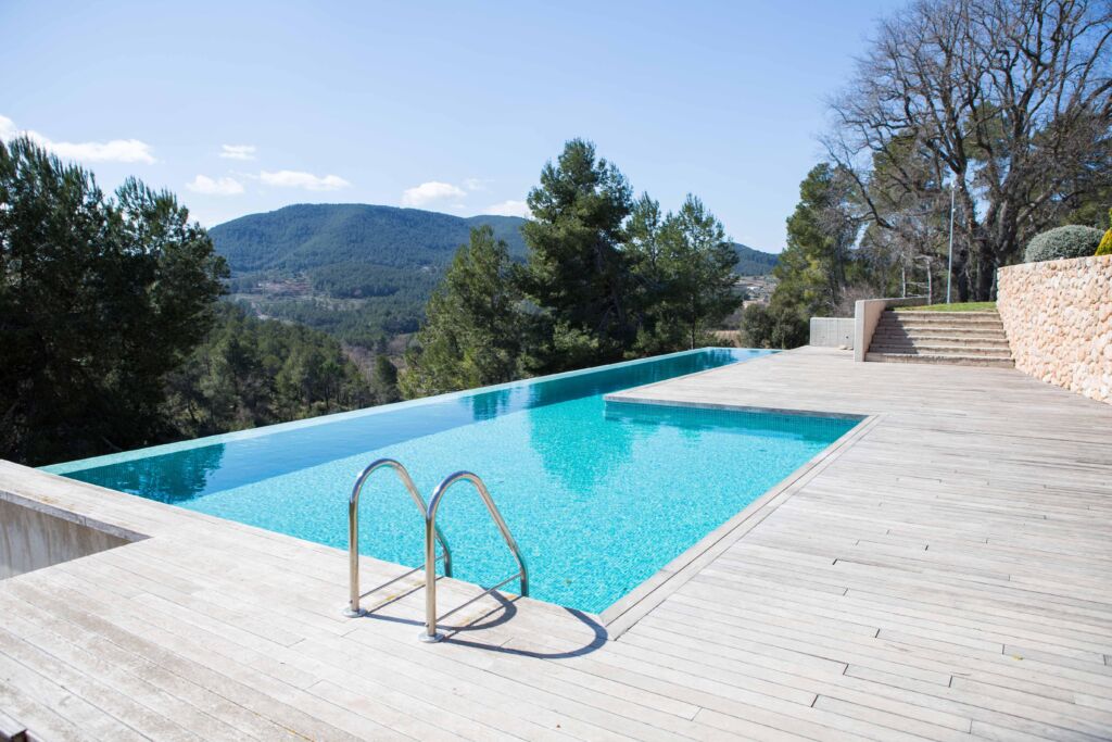 Infinity Pool de Masia Les Apieres (Tarragona).