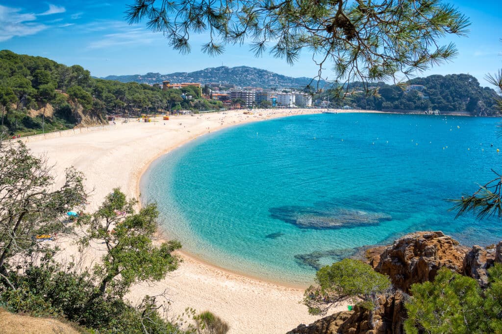 Playa de Fenals, en Lloret de Mar, Girona. Por gusenych.