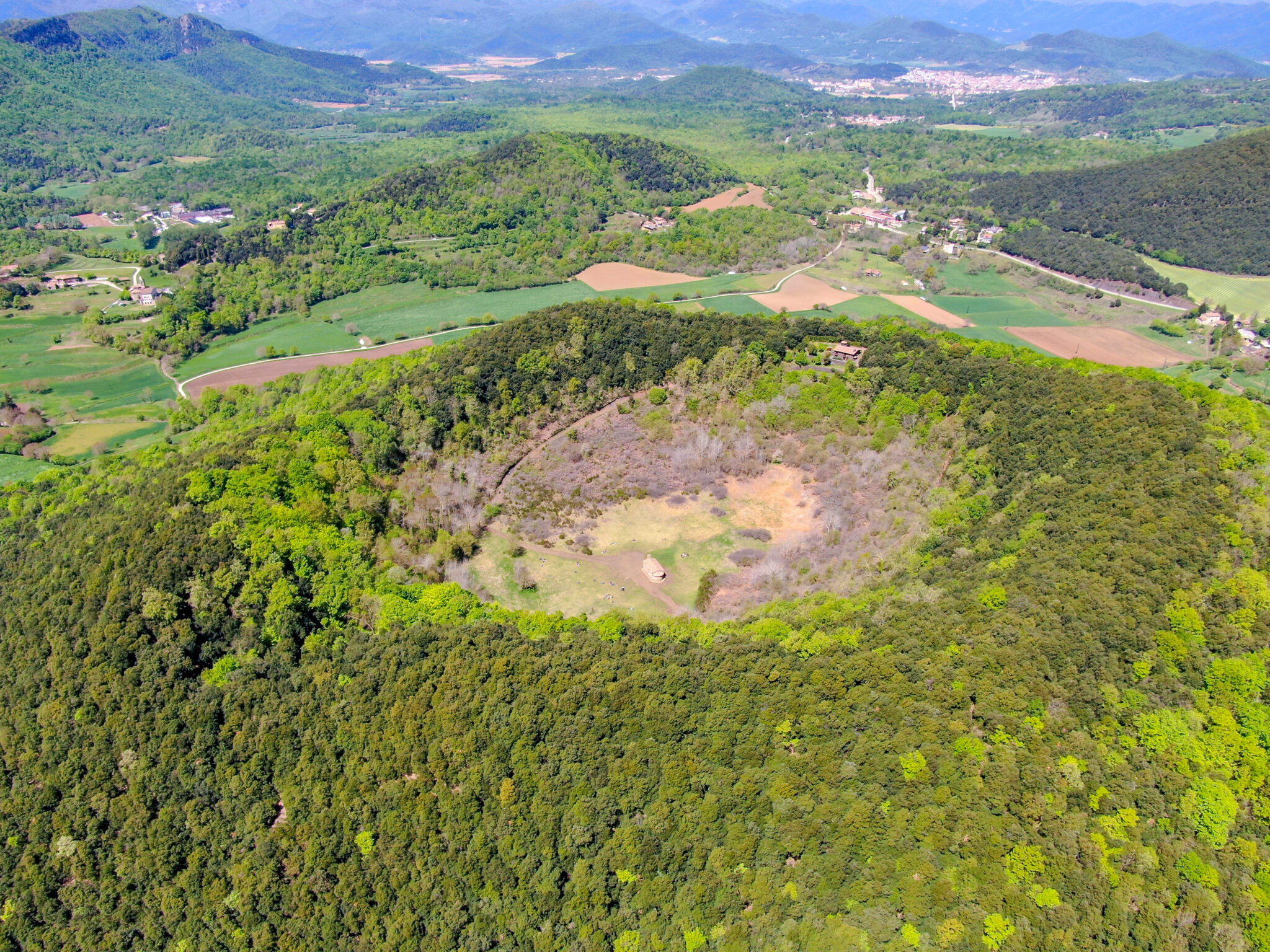 Santa Margarida de Sacot dentro de un volcán de La Garrotxa