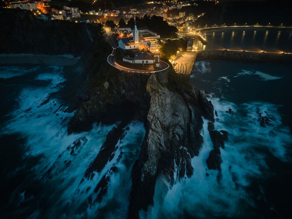 El faro de Luarca (Asturias), de noche. Por Fernandez