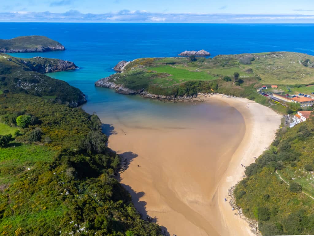 Playa de Poo, en Asturias. Por barmalini.