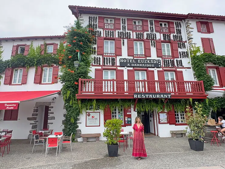Casas tradicionales de Espelette con pimientos