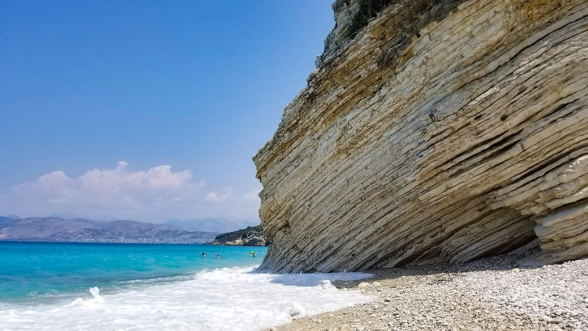 Las nítidas aguas de la playa de Ksamil