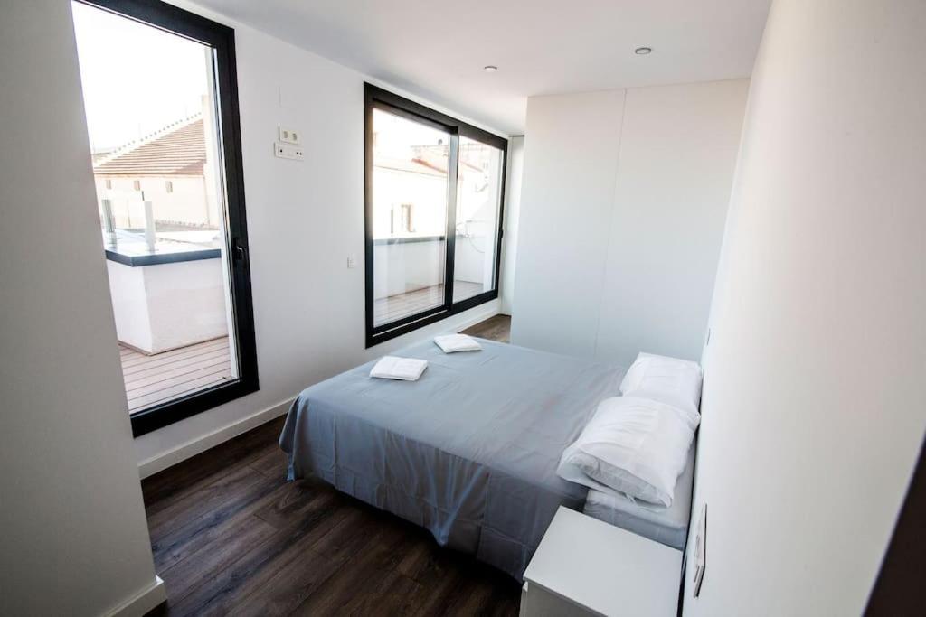 Uno de los dormitorios de un céntrico ático en Reus [Foto gentileza Booking]