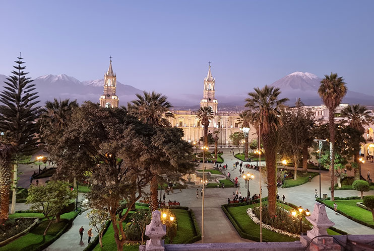Plaza de Armas de Arequipa iluminada